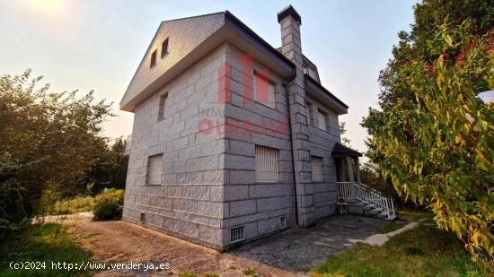 GRAN CASA CON PARCELA Y PISCINA A QUINCE MINUTOS DE OURENSE - ORENSE