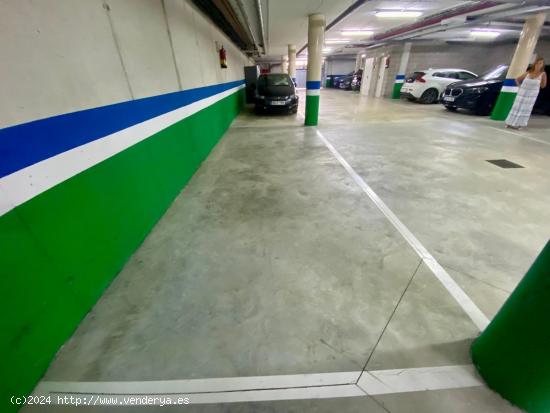 Plaza de parking para coche grande - BARCELONA