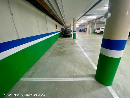 Plaza de parking para coche grande - BARCELONA