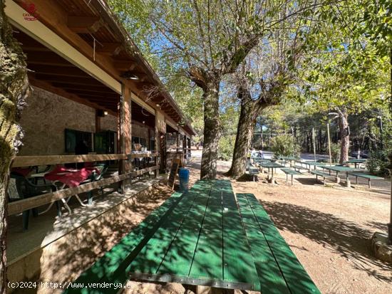 Edificacion de 400m2 con restaurante y parking para 100 vehiculos en terreno rustico de 2 hectáreas