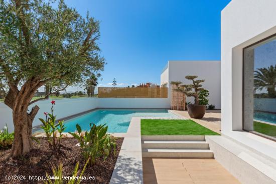 Villas de obra nueva en primera línea de La Serena Golf en Los Alcázares - MURCIA