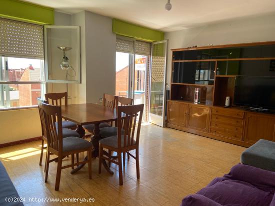 SE VENDE APARTAMENTO EN EL CENTRO DE VALENCIA DE DON JUAN. COCINA, SALÓN, 2 HABITACIONES, BAÑO Y A