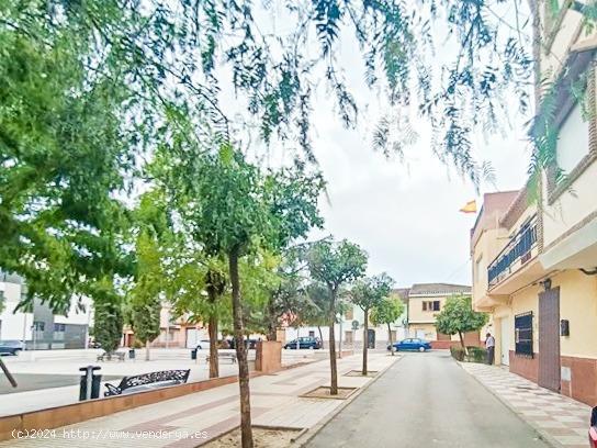 Casa de 3 plantas, para reformar, en la plaza Marañas de Churriana de la Vega. - GRANADA