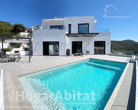 CHALET SEMINUEVO CON PISCINA, GARAJE Y VISTAS DESPEJADAS - ALICANTE