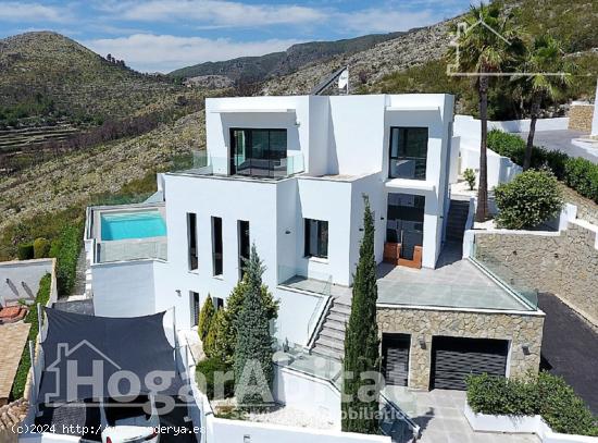 CHALET SEMINUEVO CON PISCINA, GARAJE Y VISTAS DESPEJADAS - ALICANTE