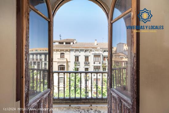  GRAN PISO SEÑORIAL EN GRAN VÍA - GRANADA 