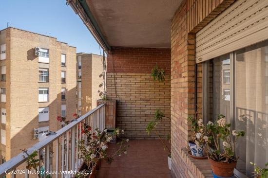  GRAN PISO CON TERRAZA EN ZONA LAS FLORES - GRANADA 