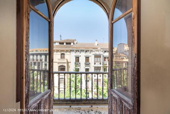  GRAN PISO SEÑORIAL EN GRAN VÍA - GRANADA 