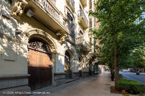 GRAN PISO SEÑORIAL EN GRAN VÍA - GRANADA