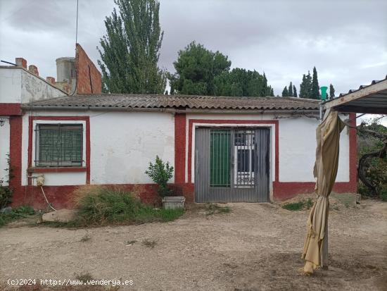 SE VENDE CASA CON TERRENO EN BELCHITE - ZARAGOZA