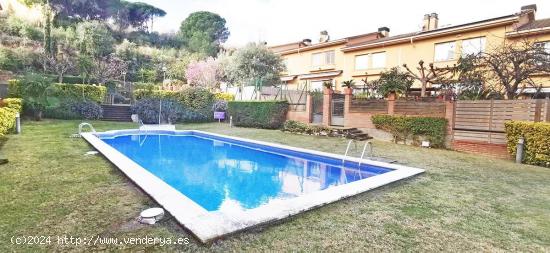  Casa adosada con jardín privado, jardín comunitario y piscina - BARCELONA 