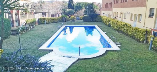 Casa adosada con jardín privado, jardín comunitario y piscina - BARCELONA