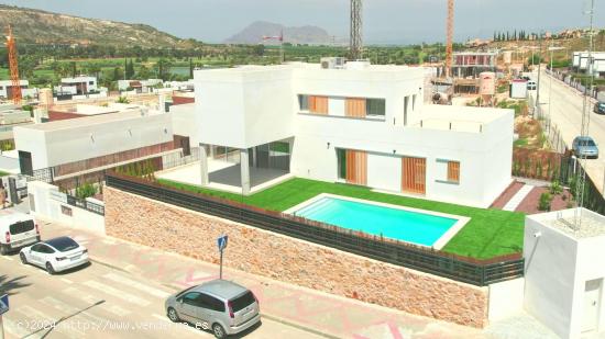 VILLA DE DISEñO MODERNO CON VISTAS AL GOLF - ALICANTE