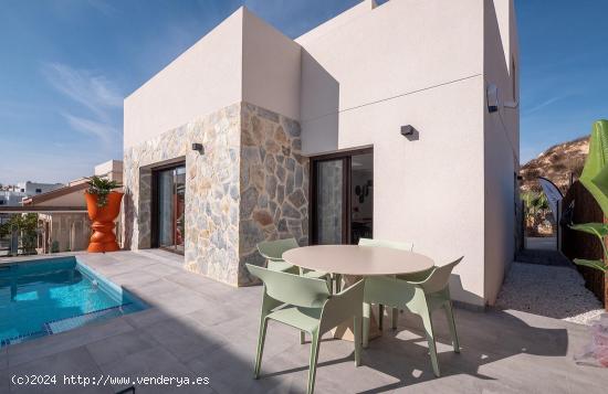 VILLAS DE OBRA NUEVA EN ORIHUELA COSTA - ALICANTE