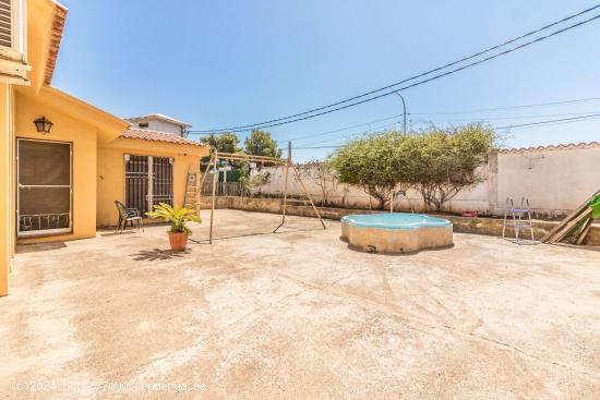 CHALET URBANO CON PISCINA, PISTA DE TENIS Y DE FRONTÓN - VALENCIA