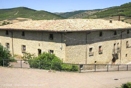 Casa palacio en venta en Aibar, edificación de 1400m². Con  huerta junto a la casa. - NAVARRA