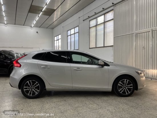 Volvo V 40 V40 D3 MOMENTUM de 2017 con 81.165 Km por 16.490 EUR. en Barcelona