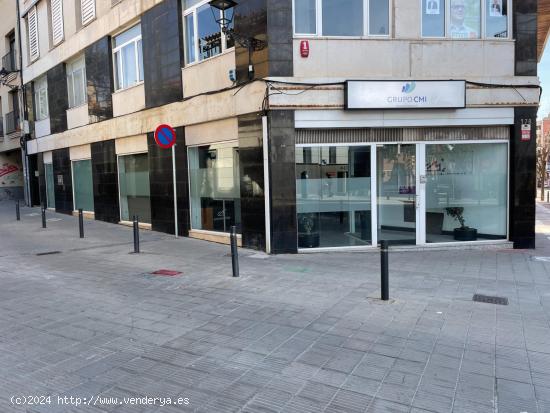 Local comercial de 316 m2 en el centro del pueblo - BARCELONA