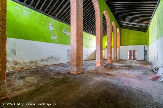 MAGNIFICA BODEGA EN EL CENTRO DE CHICLANA - CADIZ