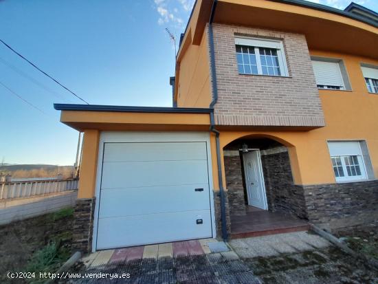 CHALET ADOSADO CON JARDIN EN VILLADEPALOS - LEON