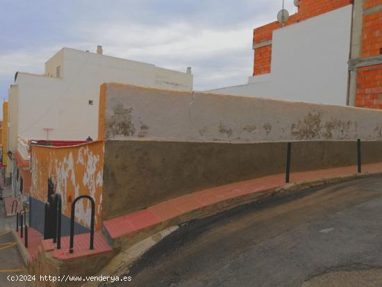 FANTASTICA CASA PARA REFORMAR A 250M DE LA PLAYA EN GARRUCHA - ALMERIA