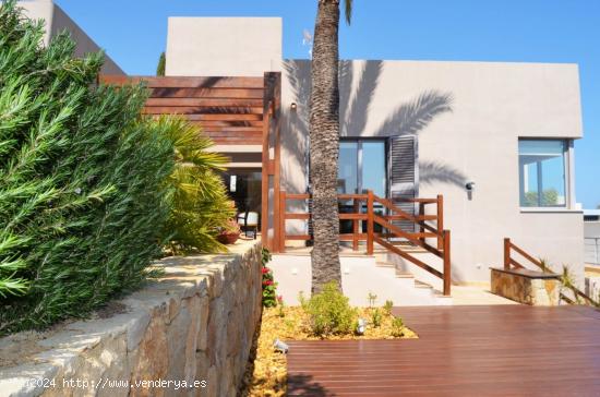 IMPRESIONANTE CHALET CON PISCINA Y VISTAS AL MAR - ALMERIA