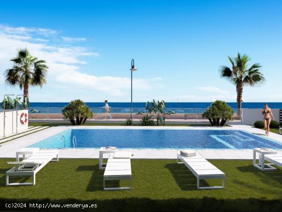  Bungalow con solárium y  con piscina desbordante en primera línea de playa. - ALMERIA 