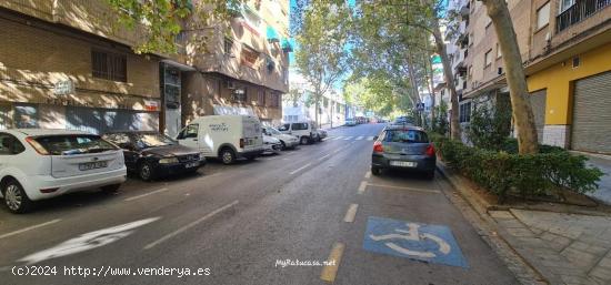 Local de 40 metros en Calle Curro Cuchares. Granada. - GRANADA