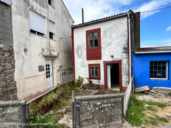  SE VENDE CASA PARA REFORMAR CON UN PEQUEÑO TERRENO A UN PASO DE LA PLAYA - A CORUÑA 