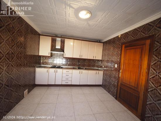 *Casa de 2 plantas junto J Mª Del Moral, en esquina de 6 dorm y 3 baños, con 406 m2 y 80.000 Euros