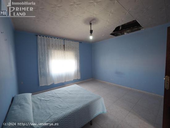 *Casa de 2 plantas junto J Mª Del Moral, en esquina de 6 dorm y 3 baños, con 406 m2 y 80.000 Euros