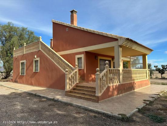  CASA-CHALET CON 3 DORMITORIOS, GARAJE, PORCHES, BARBACOA Y JARDINES, VALLADA EN AGUADERAS - MURCIA 