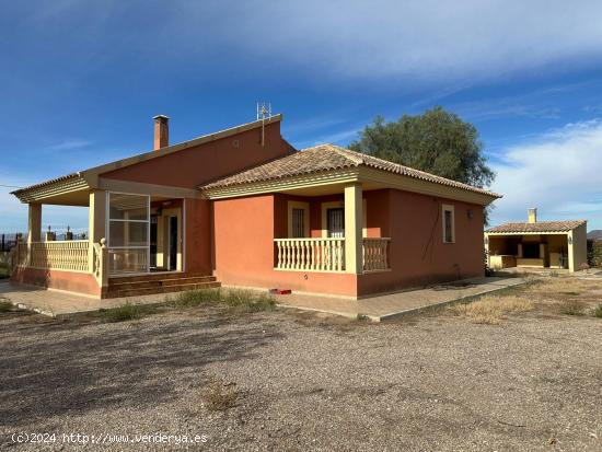 CASA-CHALET CON 3 DORMITORIOS, GARAJE, PORCHES, BARBACOA Y JARDINES, VALLADA EN AGUADERAS - MURCIA