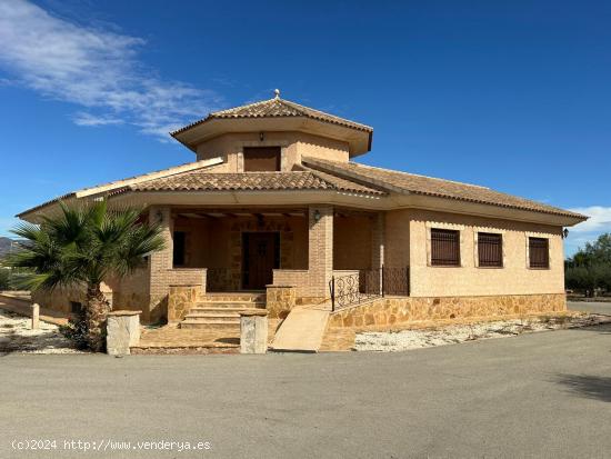 CHALET ESTILO RÚSTICO CON PARKING, JARDINES, PISCINA Y BARBACOA EN AGUADERAS - MURCIA