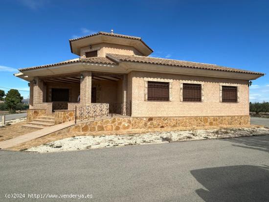 CHALET ESTILO RÚSTICO CON PARKING, JARDINES, PISCINA Y BARBACOA EN AGUADERAS - MURCIA