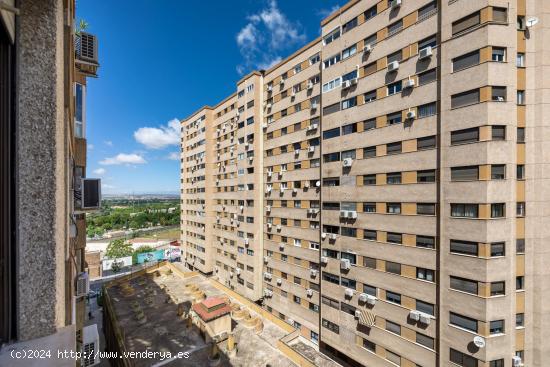  ¿BUSCABA UN PISO AMPLIO, CON PLAZA DE GARAJE, TRASTERO, GRAN SALÓN Y MUCHA LUZ? - GRANADA 