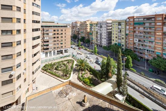 ¿BUSCABA UN PISO AMPLIO, CON PLAZA DE GARAJE, TRASTERO, GRAN SALÓN Y MUCHA LUZ? - GRANADA