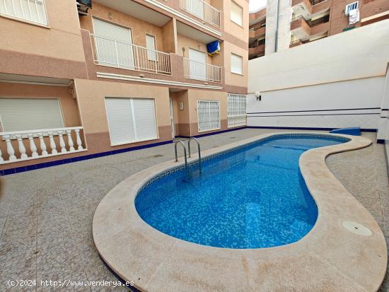 Se vende piso en Torrevieja a 300 metros de la Playa del Cura con piscina comunitaria - ALICANTE