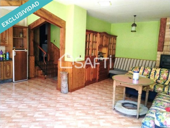 Casa de dos plantas, amueblada en perfecto estado de habitabilidad, con 6 dormitorios y 2 baños. Pr