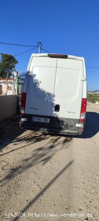 Iveco Daily Furgon 35S15 2.3 D 146 CV L4H3 de 2019 con 179.000 Km por 23.999 EUR. en Murcia