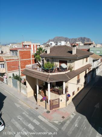 CHALET EN ESQUINA CON AMPLIO GARAJE Y SOLÁRIUM EN RAFAL. - ALICANTE