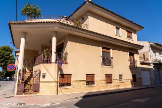 CHALET EN ESQUINA CON AMPLIO GARAJE Y SOLÁRIUM EN RAFAL. - ALICANTE