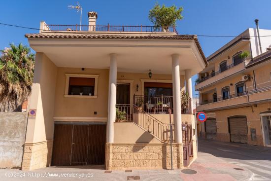 CHALET EN ESQUINA CON AMPLIO GARAJE Y SOLÁRIUM EN RAFAL. - ALICANTE