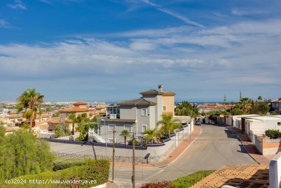 CHALET INDEPENDIENTE EN LOS BALCONES, TORREVIEJA - ALICANTE