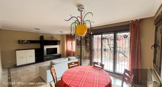 ESTUDIO HOME MADRID OFRECE (((RESERVADO))) chalet adosado de 275 m2 en esquina, con piscina. - MADRI