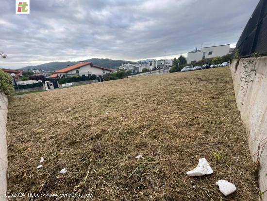 Parcela de terreno edificable, con una superficie 1051, 03 m2 de parcela y una edificabilidad de 385