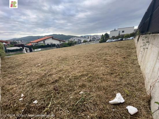 Parcela de terreno edificable, con una superficie 1051, 03 m2 de parcela y una edificabilidad de 385