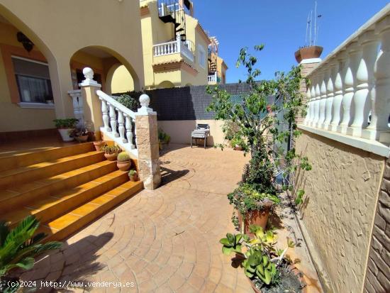 VILLA INDEPENDIENTE EN AGUAS NUEVAS. 3 DORM. 2 BAÑO. PISCINA PRIVADA. - ALICANTE