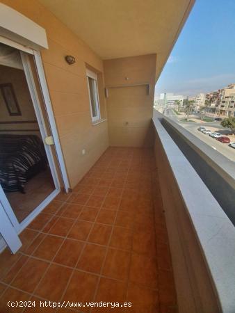  PISO CON TERRAZA, PARKING Y PISCINA - ALMERIA 