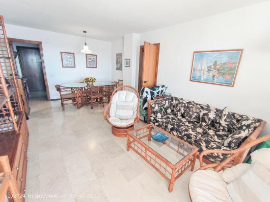 Gran piso de 2 dorm. en primera línea de Playa de Poniente - www.inmobiliarialesdunes.com - ALICANT